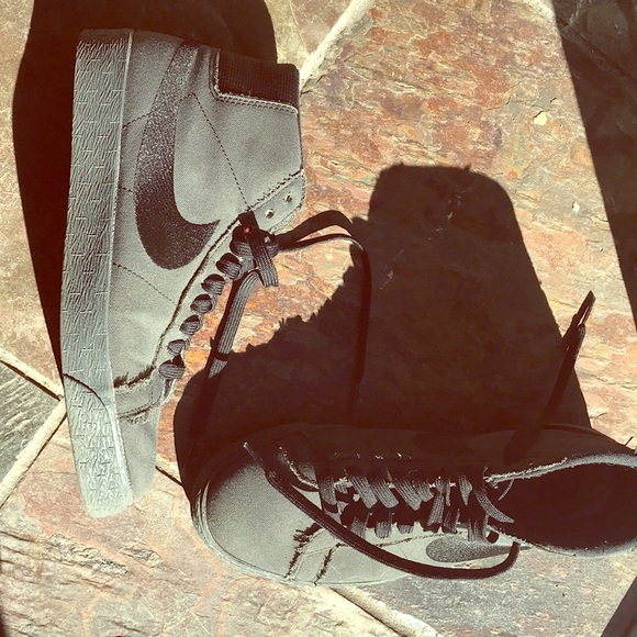 Nike sneaks! - Picture 1 of 4